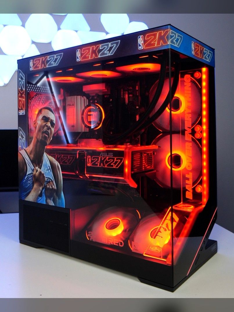 Le boîtier Phantom Z en entier, façade et flanc vitrés, bande de logos NBA 2K27 sur le dessus et joueur imprimé sur le panneau de gauche