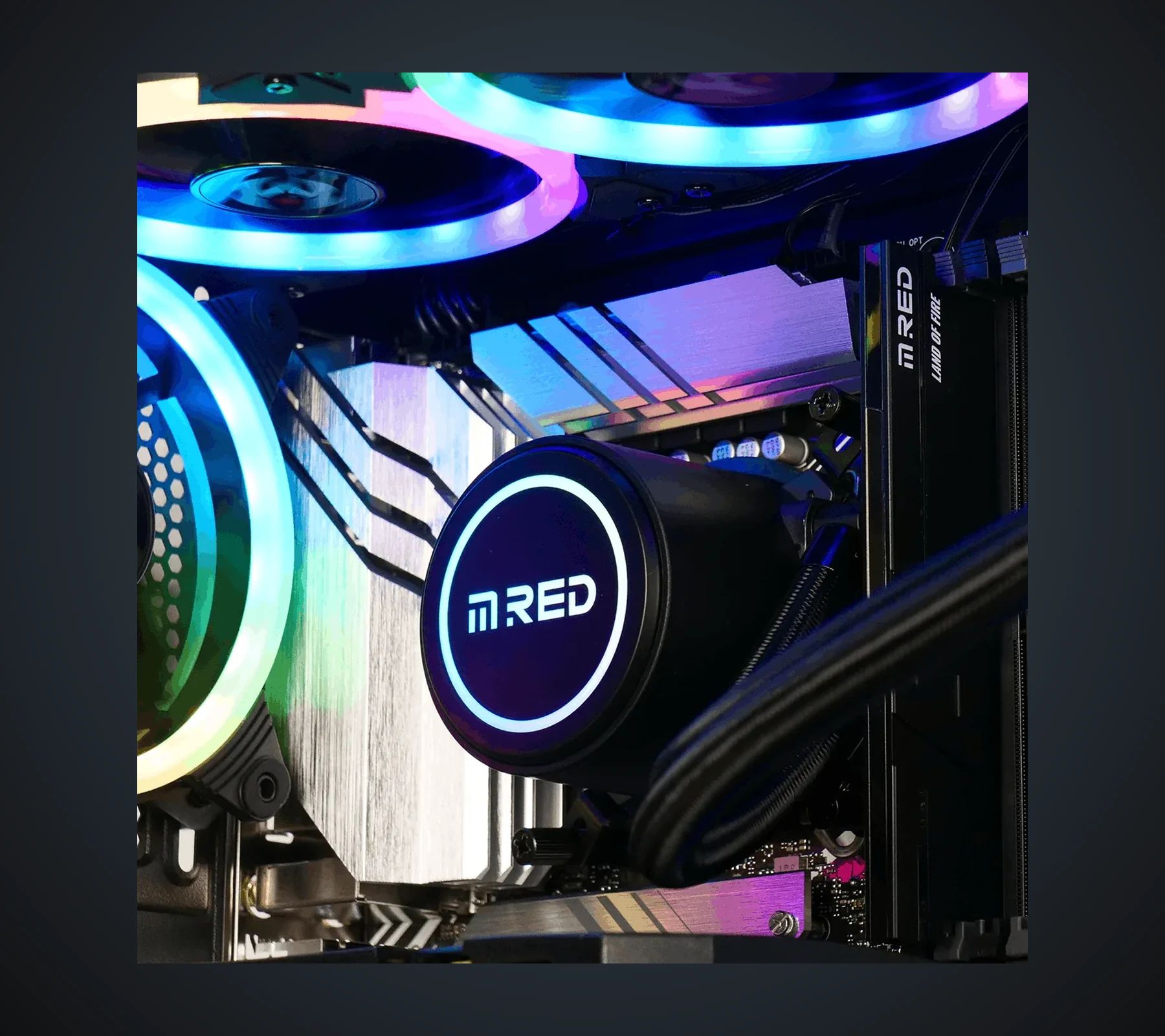 Gros plan sur la pompe du watercooling Serenity 360 du CBT087-03, logo M.RED éclairé