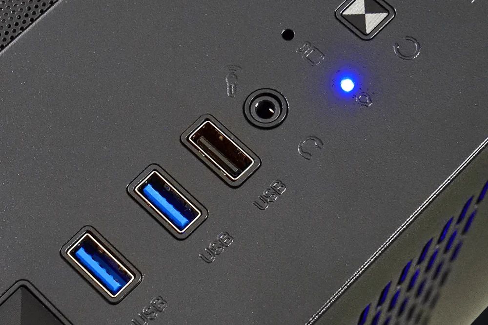 Dessus du CBT081-03 : ports USB et prise casque