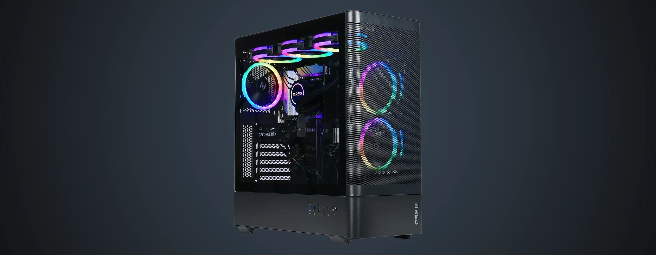 PC Gamer M.RED CBT087-03 de trois quarts, façade en maille, watercooling éclairé en ARGB