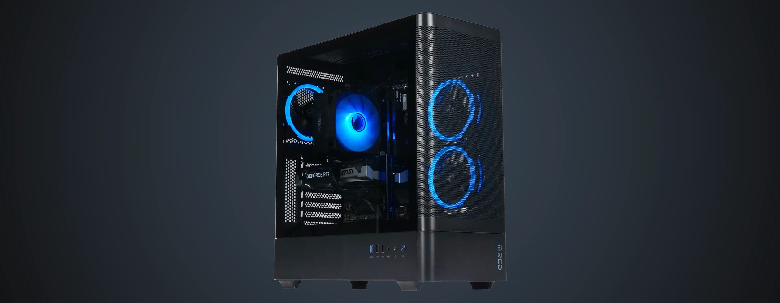 PC Gamer M.RED CBT085-03 de trois quarts, façade en maille et flanc vitré, éclairage bleu
