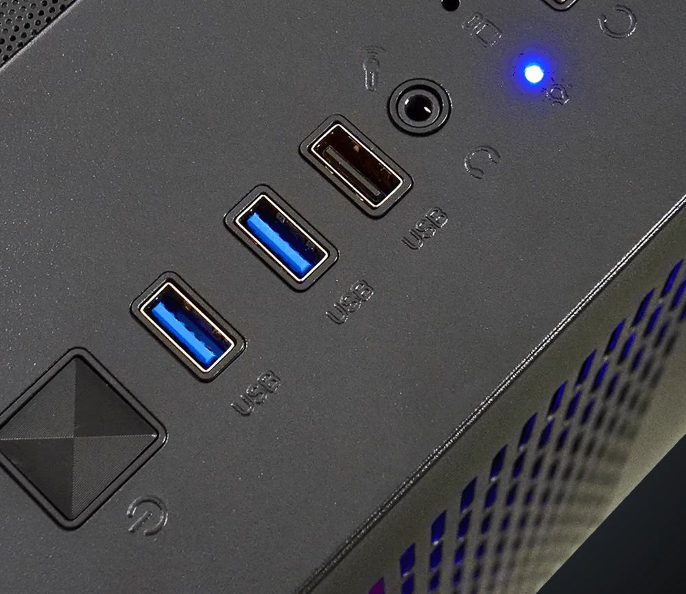 Gros plan sur les ports USB, la prise casque et le bouton de marche