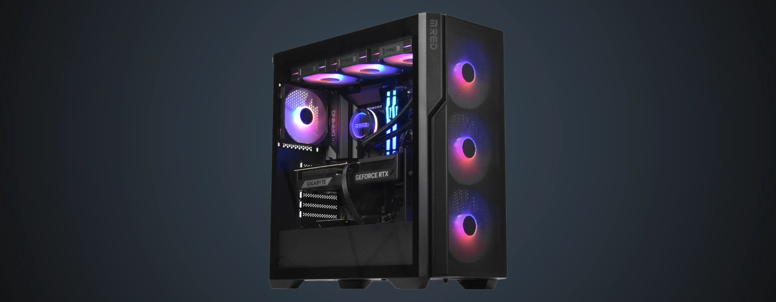 PC Gamer M.RED CBT082-03 de trois quarts, flanc vitré et ventilateurs ARGB en façade