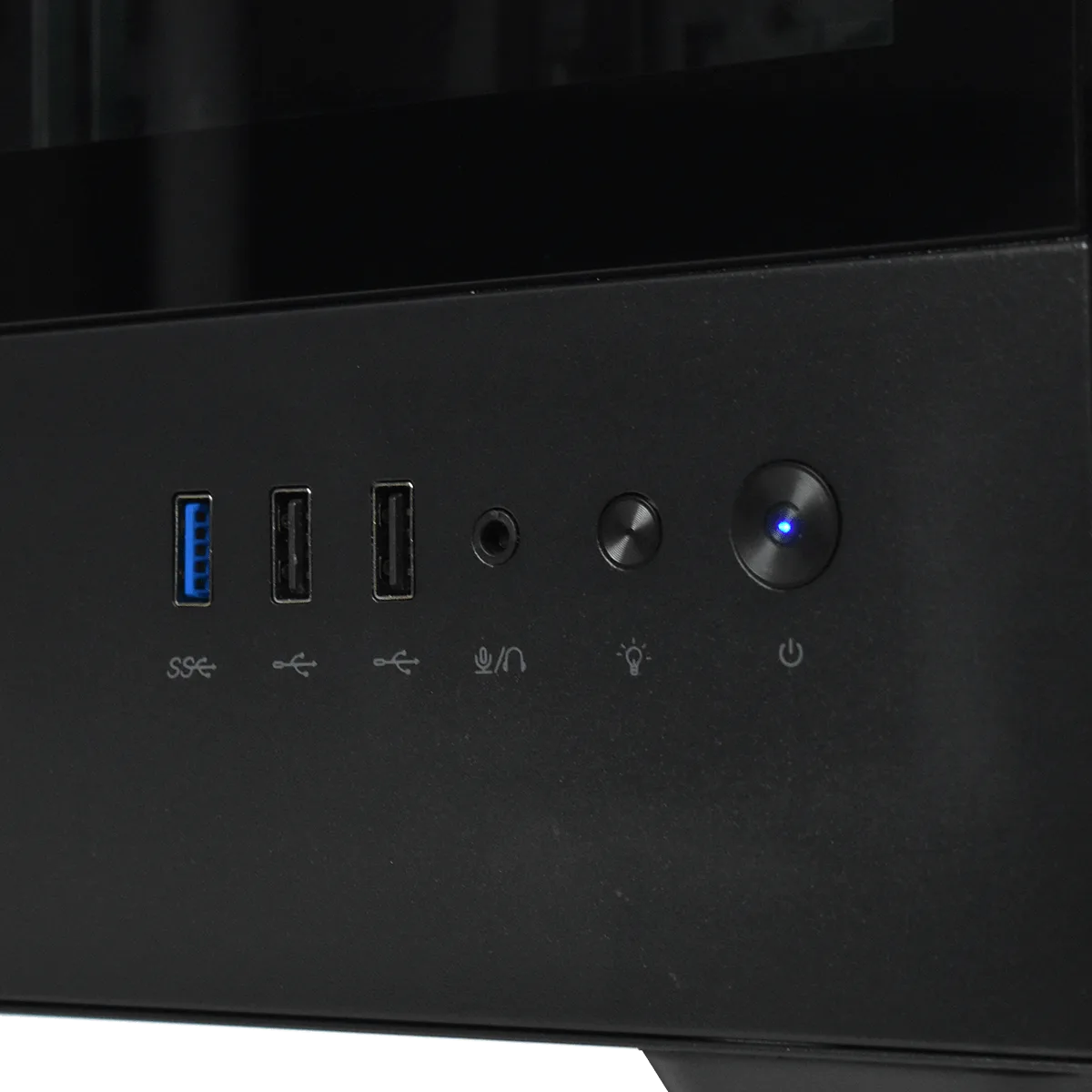PC Gamer M.RED CBT085-03 : connectique du dessus du boîtier