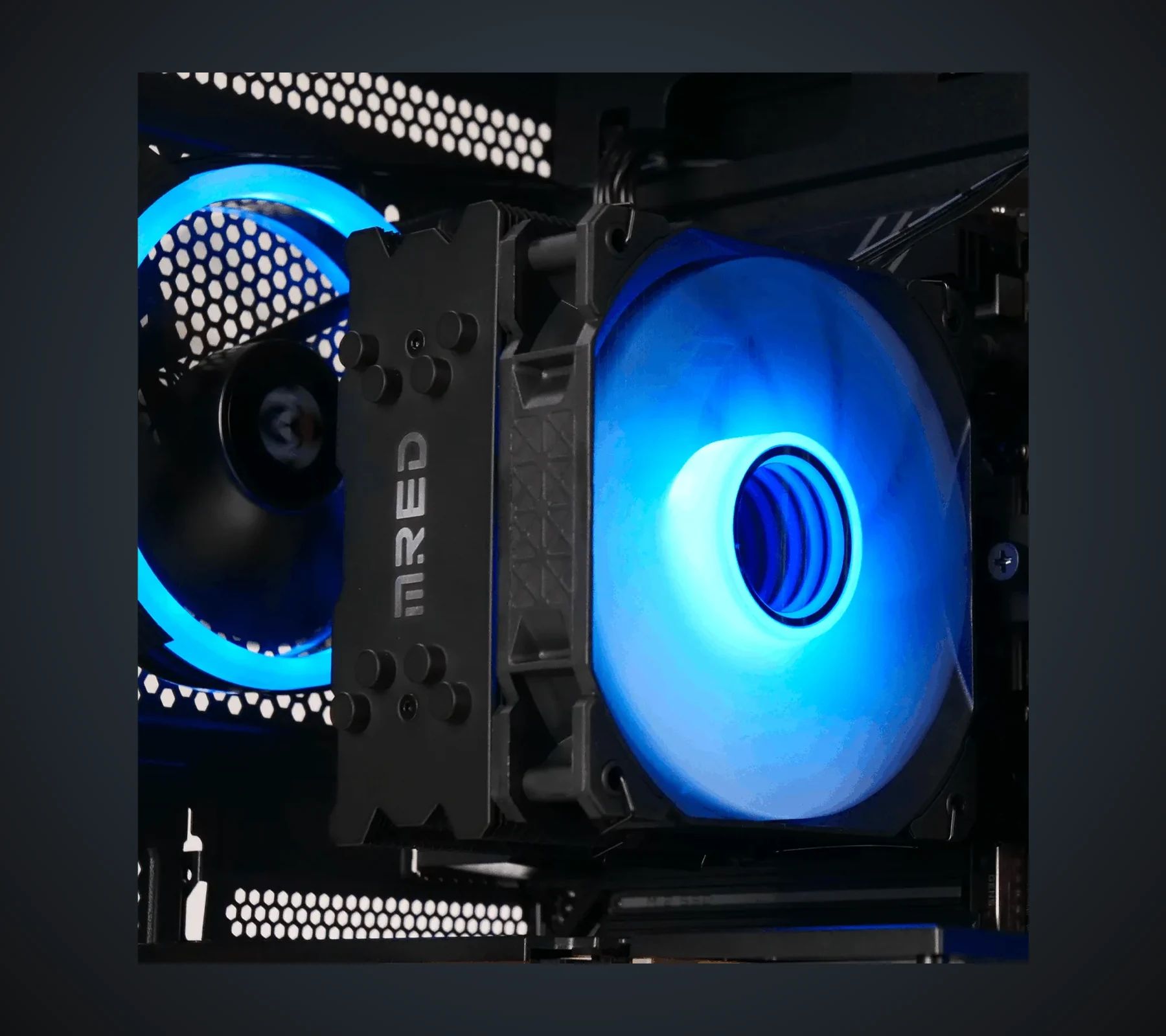 Gros plan sur le ventirad Zephyr Dark Pro ARGB du CBT085-03 et son ventilateur éclairé