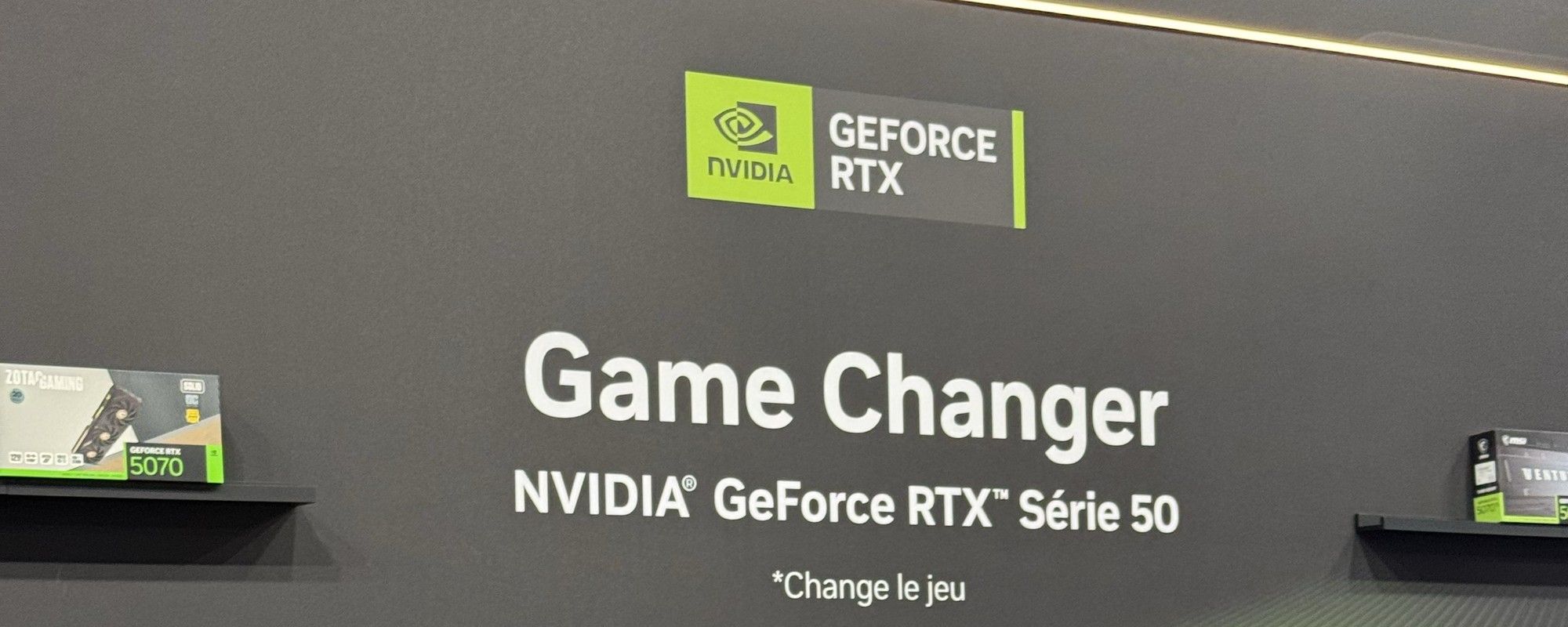 Le mur du stand NVIDIA : logo GeForce RTX, « Game Changer », « NVIDIA GeForce RTX Série 50 » et « *Change le jeu »